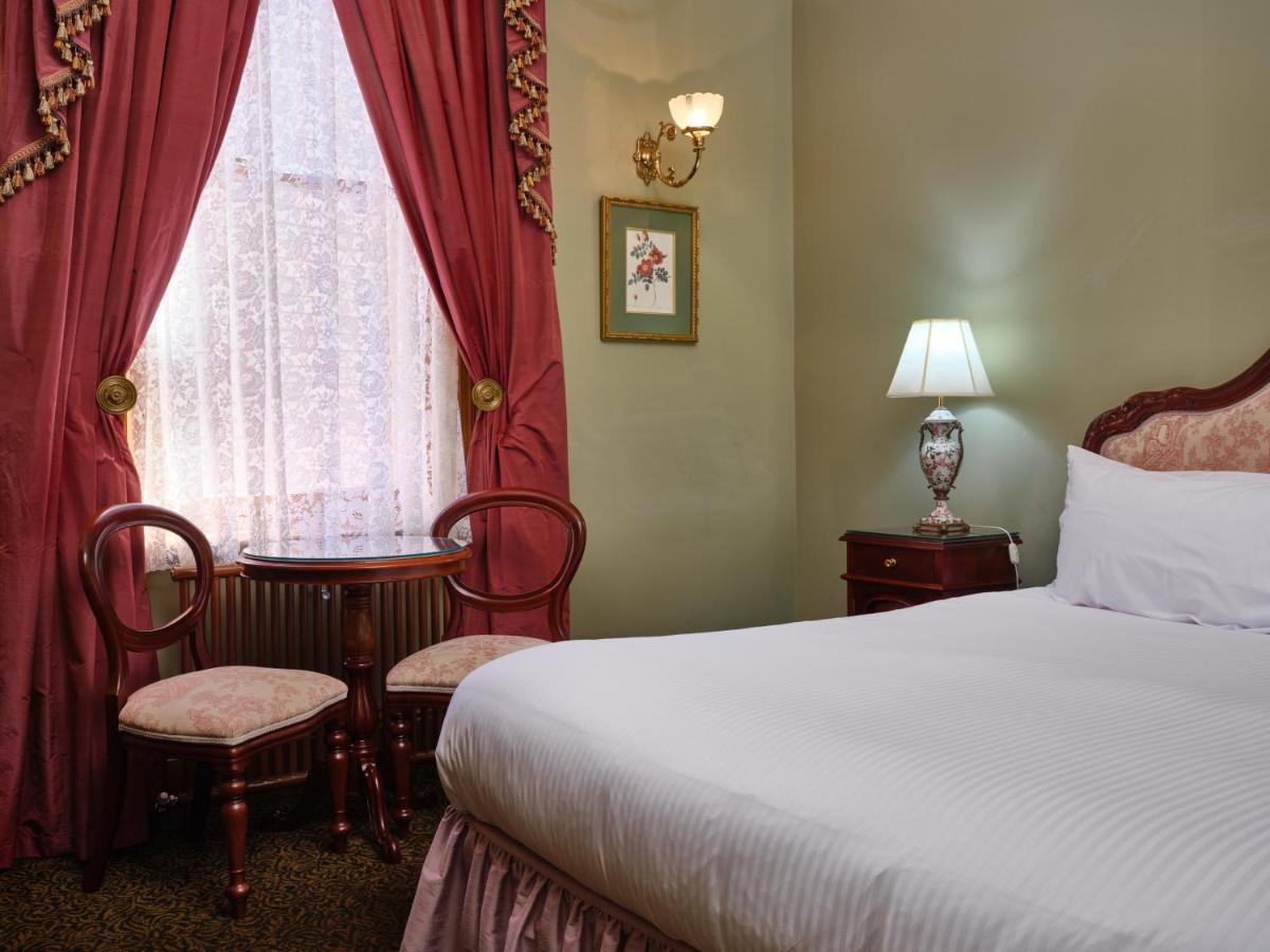 Craig'S Royal Hotel Ballarat Exteriér fotografie A guest room at the hotel