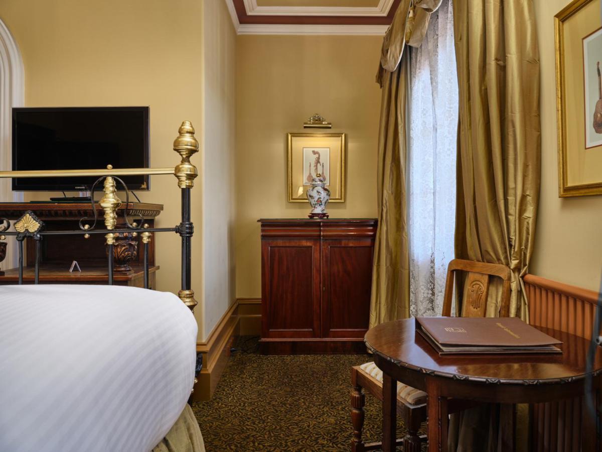 Craig'S Royal Hotel Ballarat Exteriér fotografie A room at the hotel