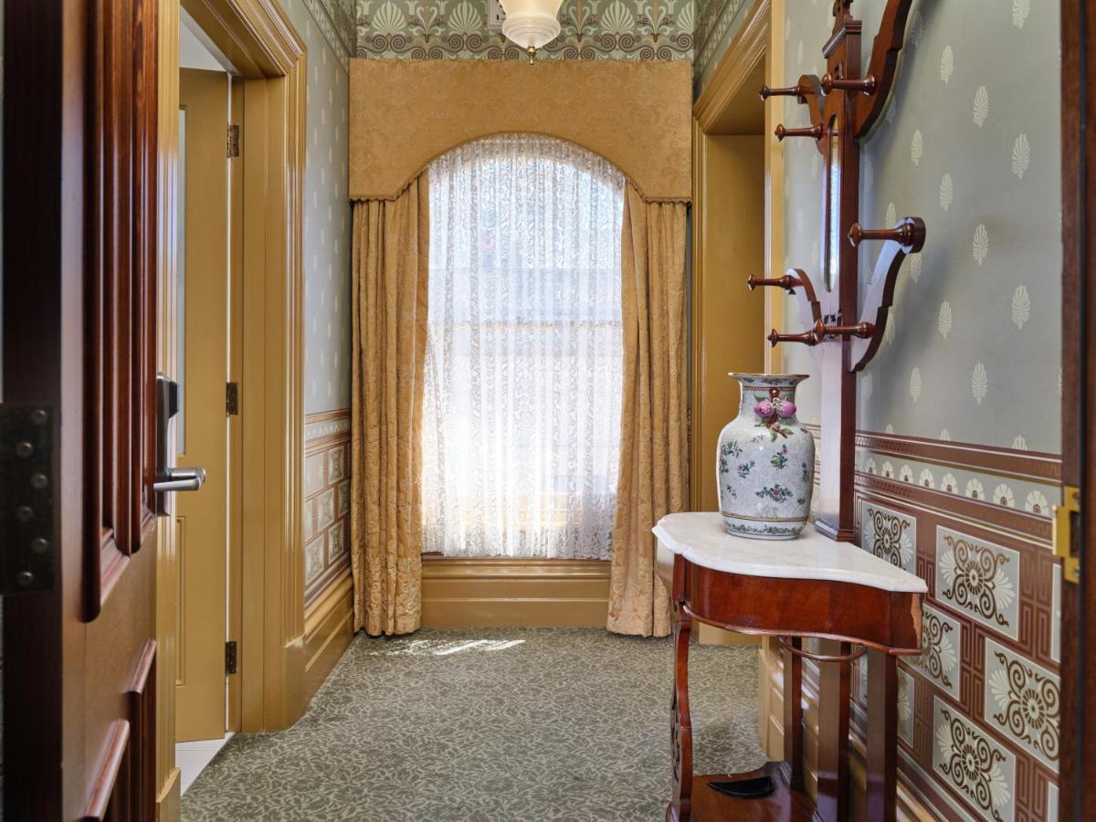 Craig'S Royal Hotel Ballarat Exteriér fotografie The hallway