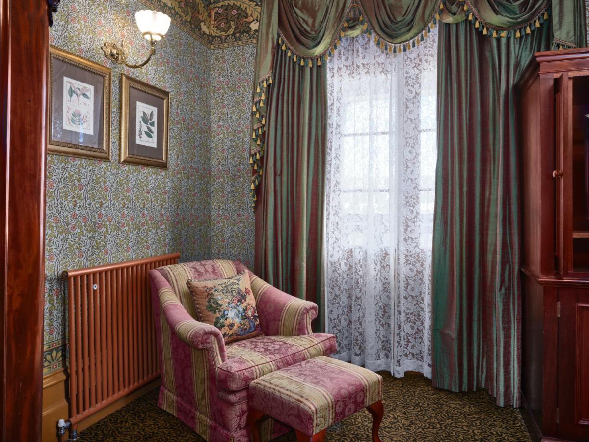 Craig'S Royal Hotel Ballarat Exteriér fotografie A room in the hotel