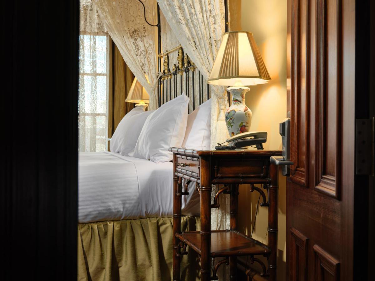 Craig'S Royal Hotel Ballarat Exteriér fotografie A guest room at the hotel