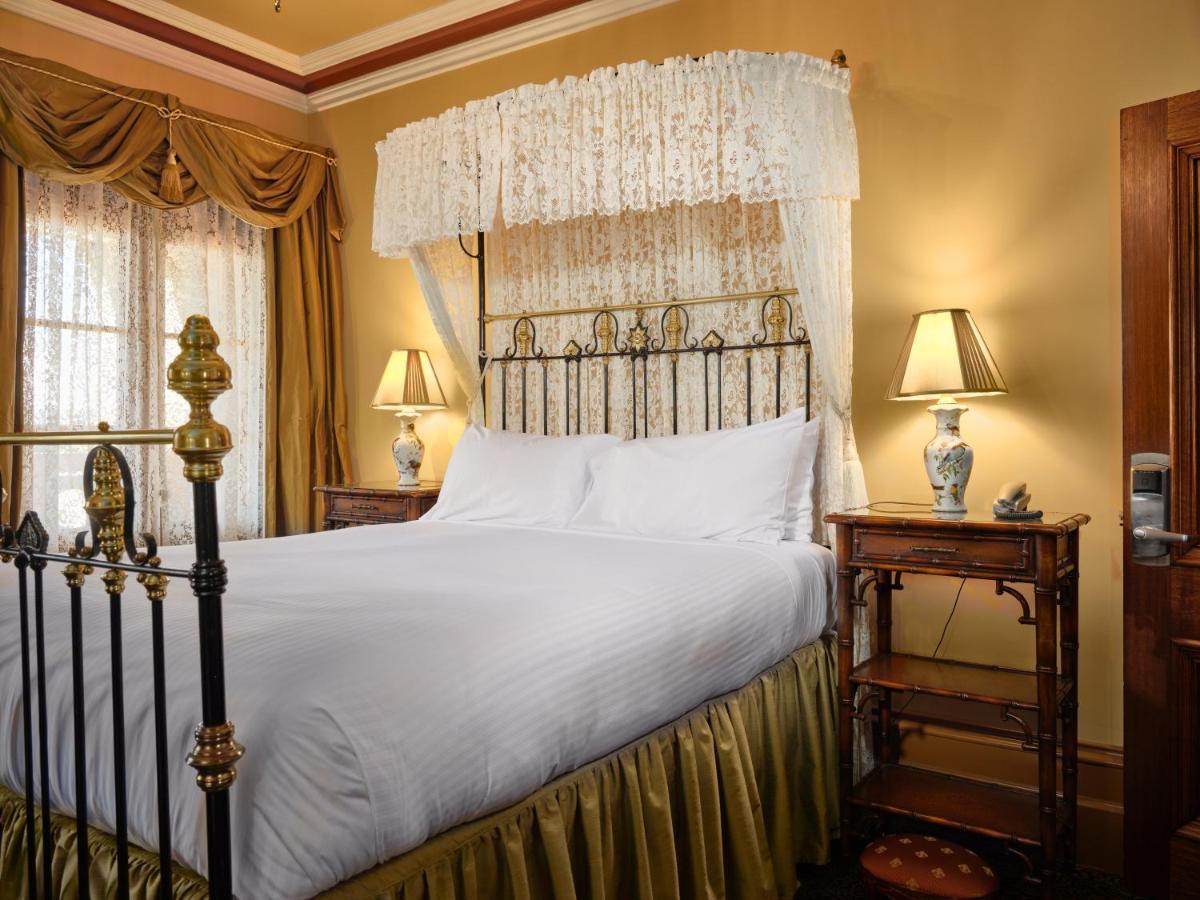 Craig'S Royal Hotel Ballarat Exteriér fotografie A guest room at the hotel