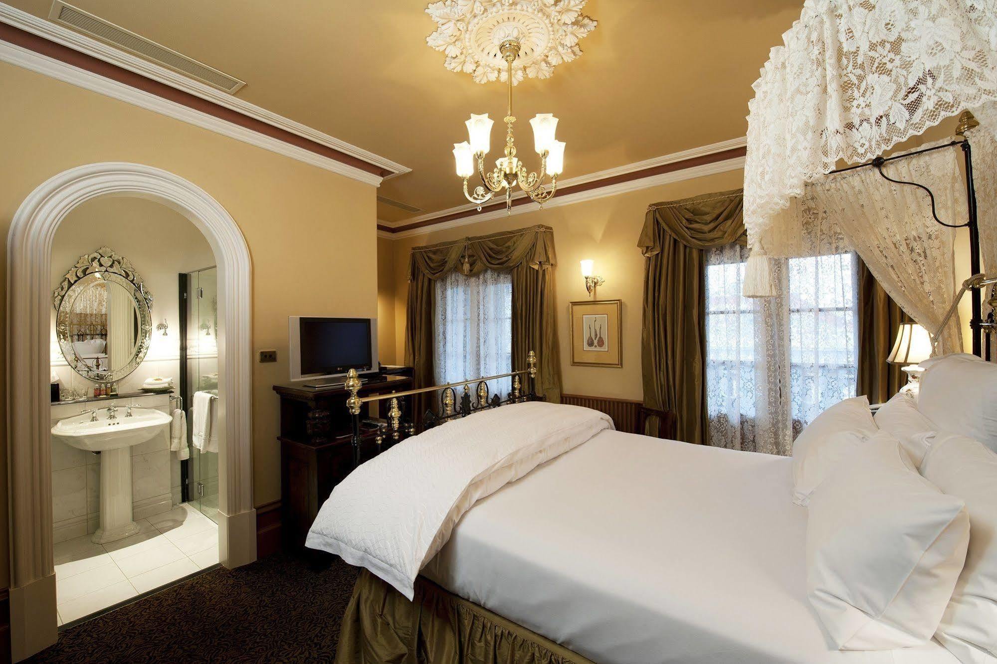 Craig'S Royal Hotel Ballarat Exteriér fotografie A room at the hotel