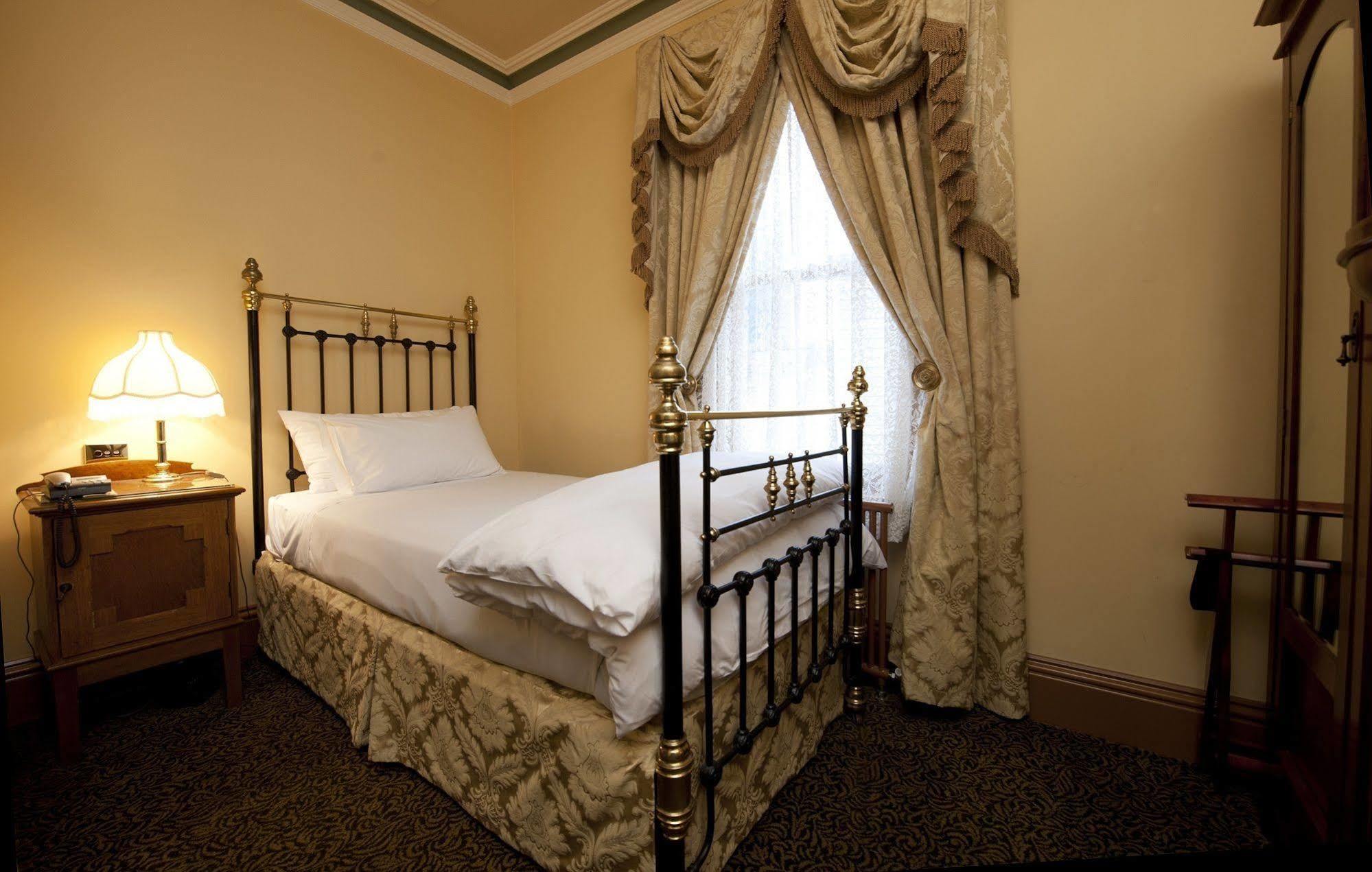 Craig'S Royal Hotel Ballarat Exteriér fotografie A single room at the hotel