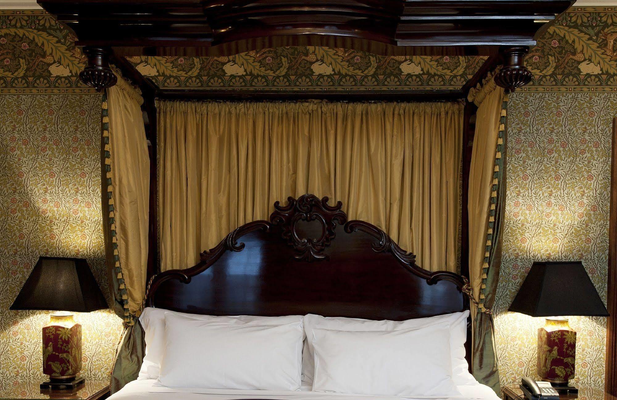 Craig'S Royal Hotel Ballarat Exteriér fotografie The bed in the bedroom of the hotel