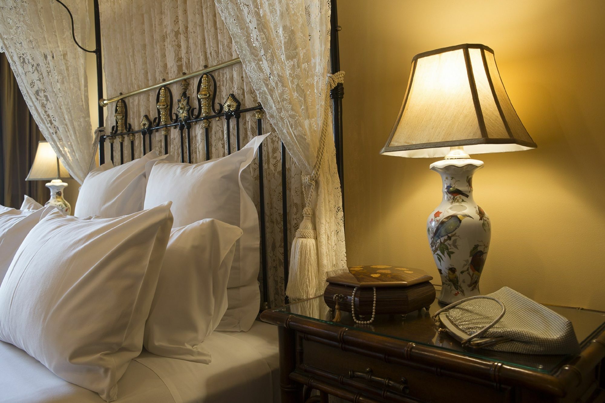 Craig'S Royal Hotel Ballarat Exteriér fotografie A bed with a nightstand