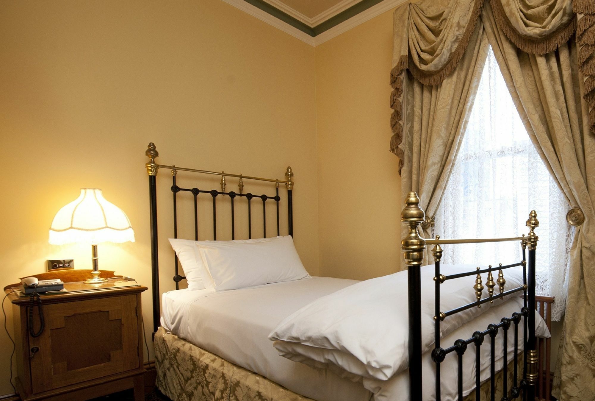Craig'S Royal Hotel Ballarat Exteriér fotografie A bedroom at the hotel